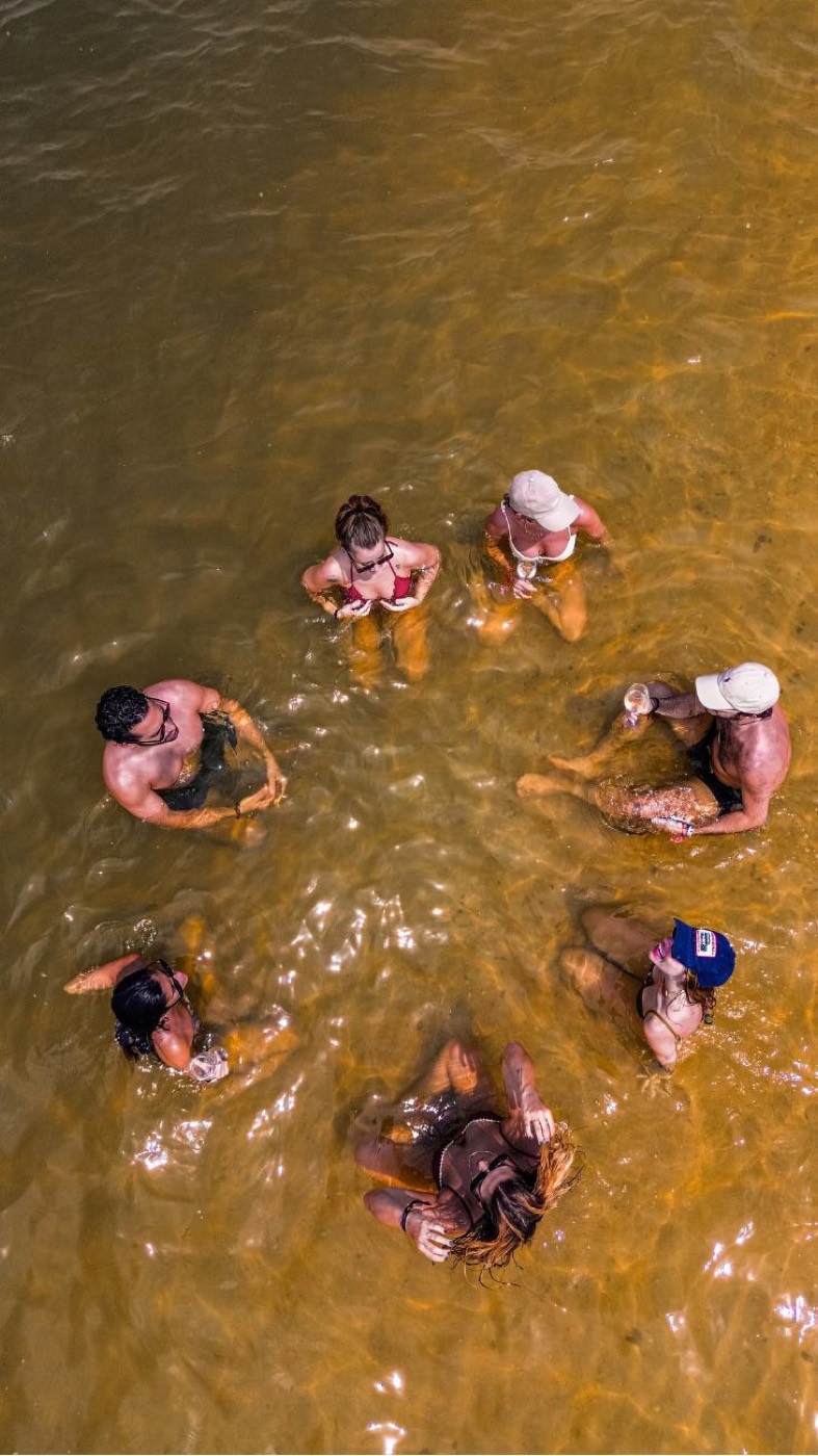 Amigos conversando dentro do rio Tapajós