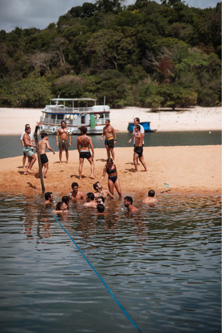 Festa na praia ao lado do barco