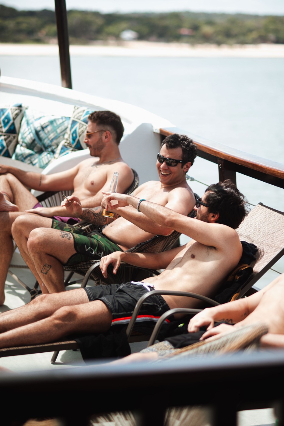 Amigos relaxando no deck